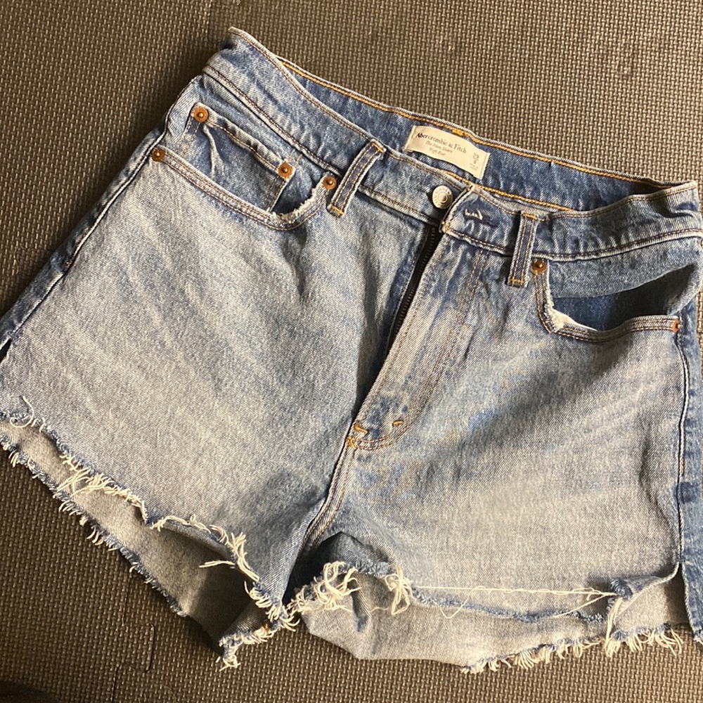 Abercrombie & Fitch The mom shorts High Rise